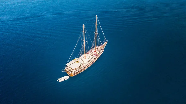Vista aérea do barco de navegação — Fotografia de Stock