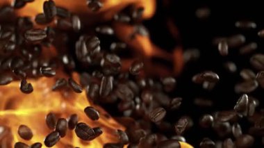 Alevli kahve çekirdekleri, aşırı yavaş hareket ediyor. Yüksek hızlı sinema kamerası, 1000 fps..