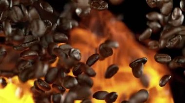 Alevli kahve çekirdekleri, aşırı yavaş hareket ediyor. Yüksek hızlı sinema kamerası, 1000 fps..