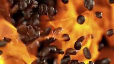 Alevli kahve çekirdekleri, aşırı yavaş hareket ediyor. Yüksek hızlı sinema kamerası, 1000 fps..