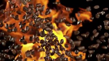 Alevli kahve çekirdekleri, aşırı yavaş hareket ediyor. Yüksek hızlı sinema kamerası, 1000 fps..