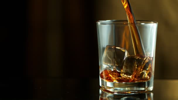 Super Zeitlupe Des Gießens Whiskey Glas Geschwindigkeit Rampeneffekt Gefilmt Mit — Stockvideo