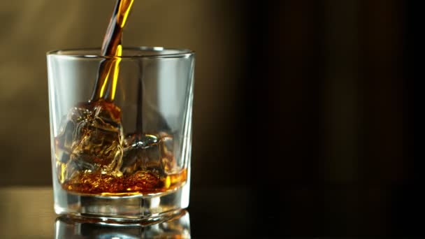 超慢速的威士忌倒入玻璃杯中 加速冲压效果 用高速摄像机拍摄 每秒1000英尺 — 图库视频影像