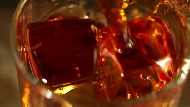 Super Langzame Beweging Van Het Gieten Van Alcohol Drinken Glas — Stockvideo