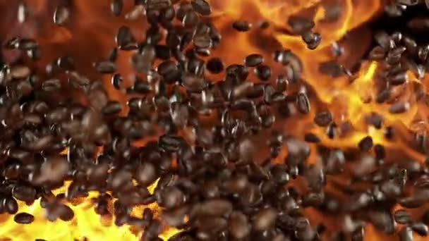 炎とコーヒー豆の飛行の超遅い動き スピードランプ効果 高速フィルムカメラで撮影しました — ストック動画