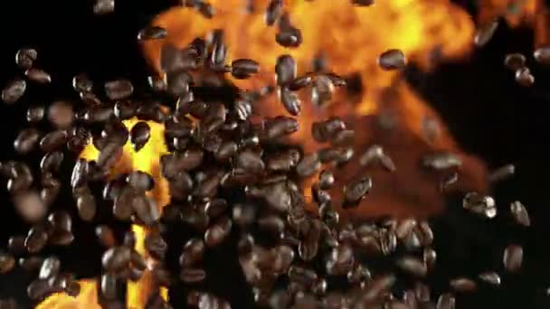 Super Slow Motion Flygande Kaffebönor Med Lågor Hastighet Framfart Effekt — Stockvideo