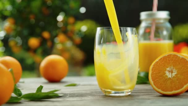 Super Langzame Beweging Van Het Gieten Van Sinaasappelsap Glas Snelheid — Stockvideo