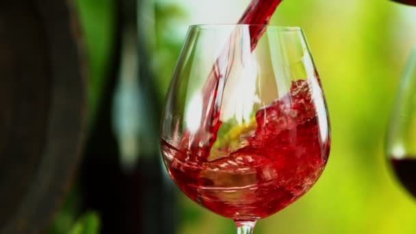 Super Zeitlupe Von Spritzendem Rotwein Ins Glas Stillleben Komposition Speed — Stockvideo