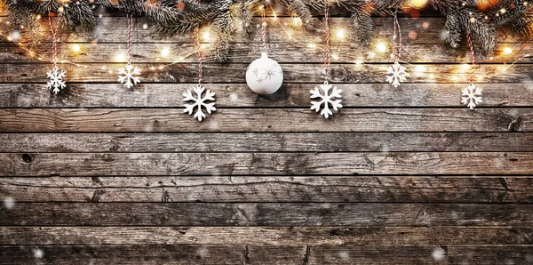 Декоративные рождественские гирлянды с бесплатным пространством — стоковое фото