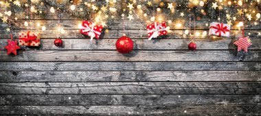 Boş yeri olan dekoratif Noel çelenkleri