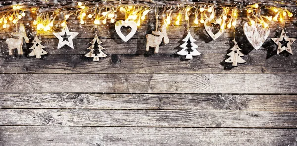 無料のスペースで装飾的なクリスマスのガーランド — ストック写真