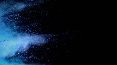 Siyah arka planda izole edilmiş süper yavaş renkli barut patlaması. Yüksek hızlı sinema kamerası, 1000fps.