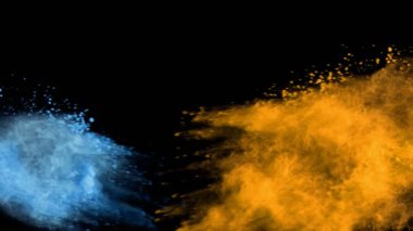 Siyah arka planda izole edilmiş süper yavaş renkli barut patlaması. Yüksek hızlı sinema kamerası, 1000fps.