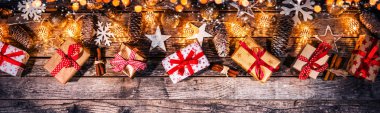 Boş yeri olan dekoratif Noel çelenkleri