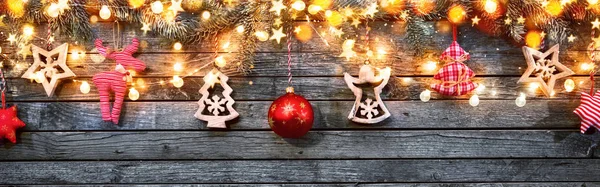Декоративные рождественские гирлянды с бесплатным пространством — стоковое фото