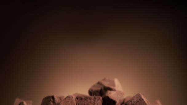 Szuper Lassított Felvétel Repülő Csoport Nyers Csokoládé Darab Filmre Véve — Stock videók