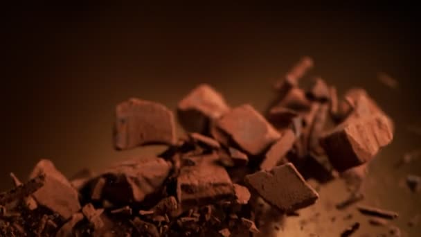 Super Slow Motion Van Vliegende Groep Rauwe Chocoladestukjes Gefilmd Hoge — Stockvideo