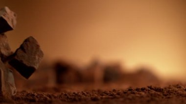 Düşen bir grup çiğ çikolata parçasının süper yavaş çekimi. Yüksek hızlı sinema kamerası, 1000fps.