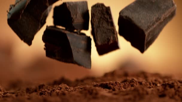 Супер Повільний Рух Падіння Групи Сирих Шматочків Шоколаду Знято Високошвидкісній — стокове відео