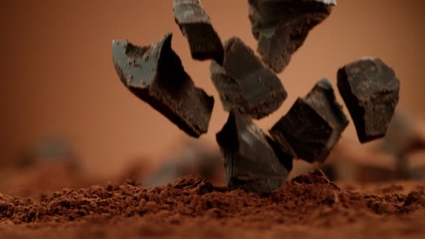 超慢速落下的一组生巧克力片 用高速摄像机拍摄 每秒1000英尺 — 图库视频影像