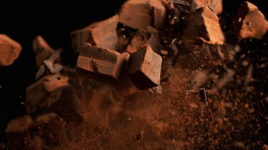 Uçan parçalanmış çikolata parçaları.