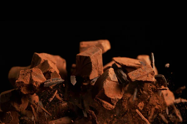 Flygande bitar av krossade chokladbitar — Stockfoto