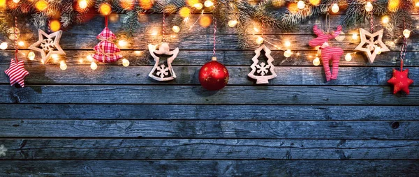 クリスマスの背景に木製の装飾品、スポット ライト. — ストック写真
