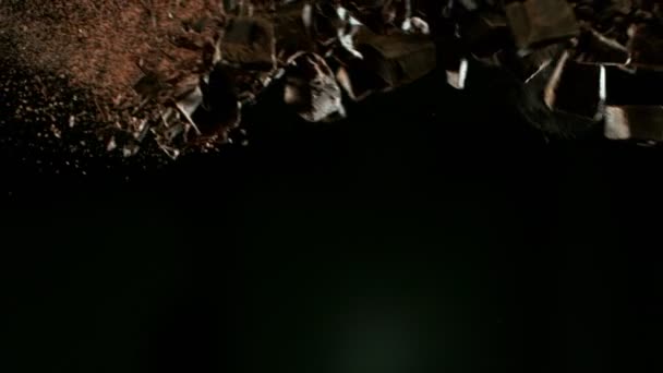 Сверхмедленное Движение Летящей Группы Сырых Кусочков Шоколада Съемки Камеру Высокоскоростного — стоковое видео