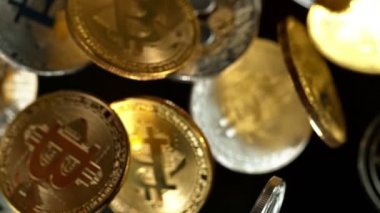 Uçan kripto paraları, engelleme zinciri teknolojisi, bitcoin madencilik konsepti. Yüksek hızlı sinema kamerası, 1000fps.
