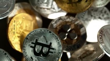 Uçan kripto paraları, engelleme zinciri teknolojisi, bitcoin madencilik konsepti. Yüksek hızlı sinema kamerası, 1000fps.