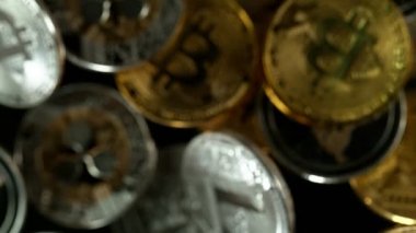 Uçan kripto paraları, engelleme zinciri teknolojisi, bitcoin madencilik konsepti. Yüksek hızlı sinema kamerası, 1000fps.