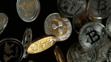 Uçan kripto paraları, engelleme zinciri teknolojisi, bitcoin madencilik konsepti. Yüksek hızlı sinema kamerası, 1000fps.
