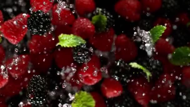 Super Langzame Beweging Van Aardbeien Met Spetterend Water Zwarte Achtergrond — Stockvideo