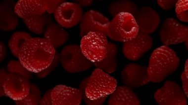 Siyah arka planda izole edilmiş çok yavaş uçan ahududular. Yüksek hızlı sinema kamerası, 1000 fps..