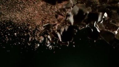 Çiğ çikolata parçalarından oluşan uçan bir grup süper yavaş çekim. Yüksek hızlı sinema kamerası, 1000fps.
