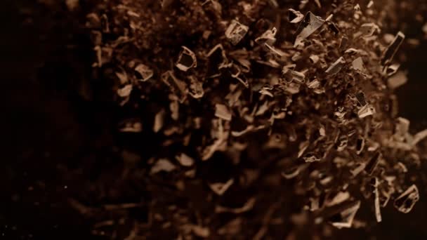 Mouvement Super Lent Groupe Volant Morceaux Chocolat Cru Filmé Sur — Video