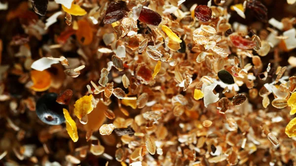 Congelar el movimiento del grupo volador de cereal mezcla de desayuno . — Foto de Stock