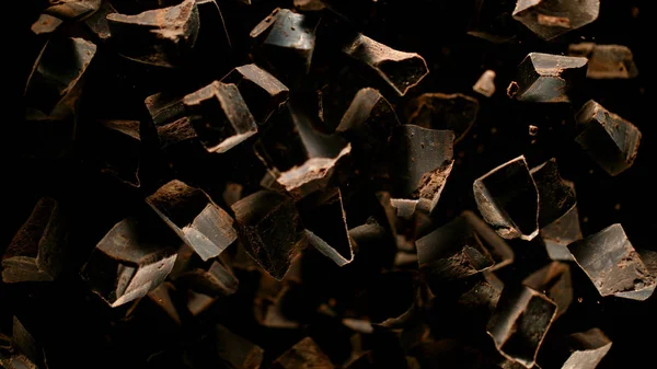 Freeze beweging van vliegende groep van rauwe chocoladestukken. — Stockfoto