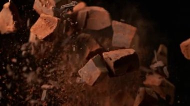 Süper yavaş çekimde, aşırı hız etkisiyle çiğ çikolata parçacıkları uçuyor. Yüksek hızlı sinema kamerası, 1000fps.