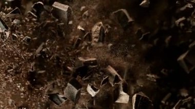 Süper yavaş çekimde, aşırı hız etkisiyle çiğ çikolata parçacıkları uçuyor. Yüksek hızlı sinema kamerası, 1000fps.