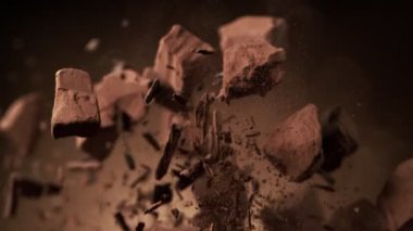 Süper yavaş çekimde, aşırı hız etkisiyle çiğ çikolata parçacıkları uçuyor. Yüksek hızlı sinema kamerası, 1000fps.