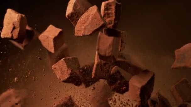 Super Slow Motion Flygande Choklad Bitar Med Framfart Effekt Inspelning — Stockvideo