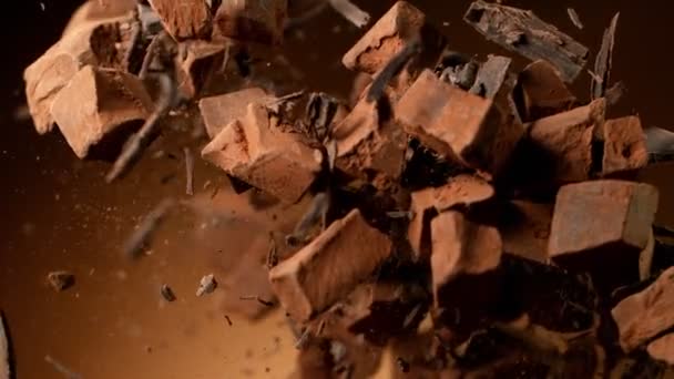 Super Slow Motion Flygande Choklad Bitar Med Framfart Effekt Inspelning — Stockvideo