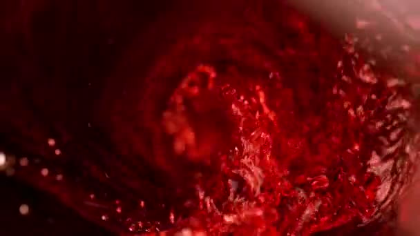 Mouvement super lent de verser du vin rouge, vue intérieure de la bouteille. Filmé sur caméra de cinéma à grande vitesse, 1000 images par seconde .