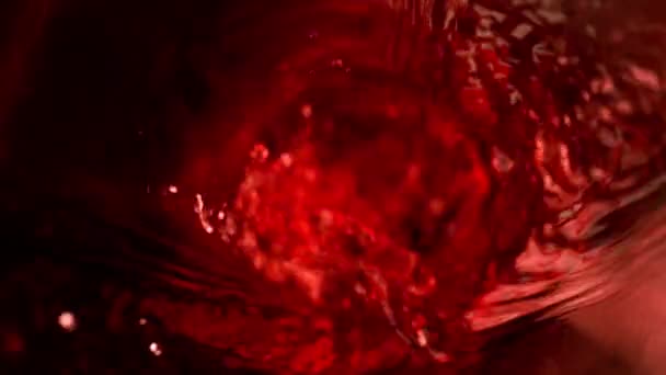 Mouvement super lent de verser du vin rouge, vue intérieure de la bouteille. Filmé sur caméra de cinéma à grande vitesse, 1000 images par seconde .