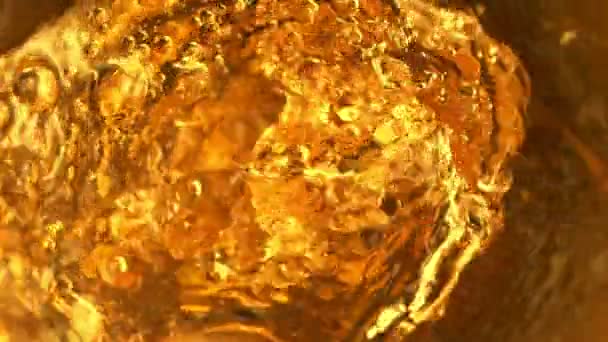 Super Powolny Ruch Nalewania Whisky Rum Lub Mrożonej Herbaty Wewnątrz — Wideo stockowe