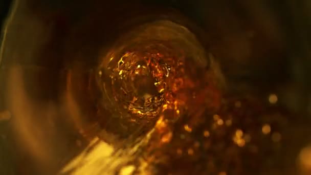 Super Cámara Lenta Servir Whisky Ron Helado Vista Interior Botella — Vídeos de Stock