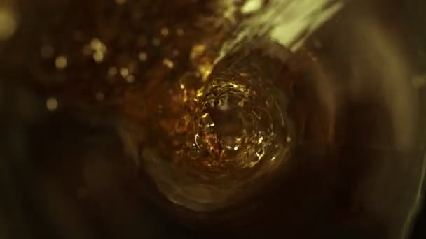 Супер Повільний Рух Заливання Білого Вина Всередині Пляшки Знімається Високошвидкісній — стокове відео