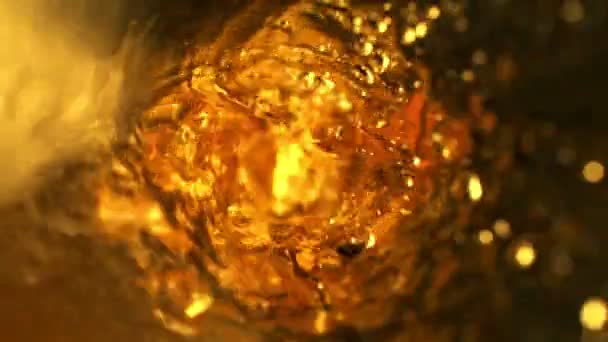 Super Powolny Ruch Nalewania Whisky Rum Lub Mrożonej Herbaty Wewnątrz — Wideo stockowe