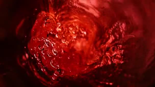 ボトルビューの中に赤ワインを注ぐの超スローモーション 高速フィルムカメラで撮影しました — ストック動画
